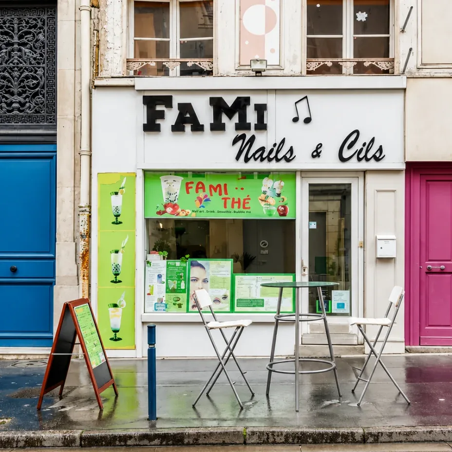 Devanture du salon Faminails, enseigne « FaMi Nails & Cils »
